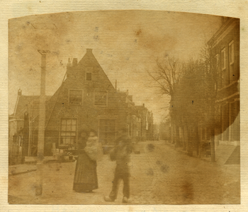 221011 Gezicht in de Leeuweringerstraat met bebouwing te Oudewater uit het zuidoosten.